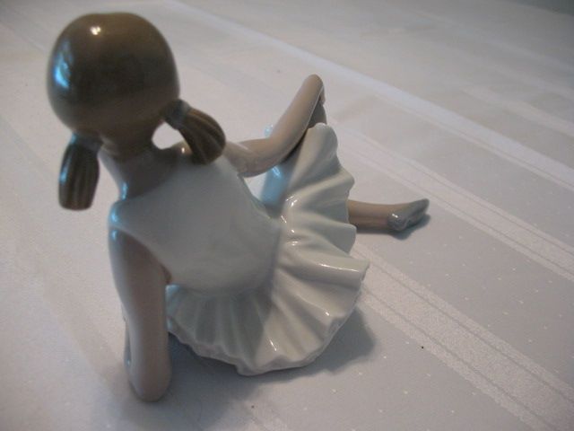 LLADRO Vintage Daisa Nao Elegant Ballerina Seated Ballet Dancer 