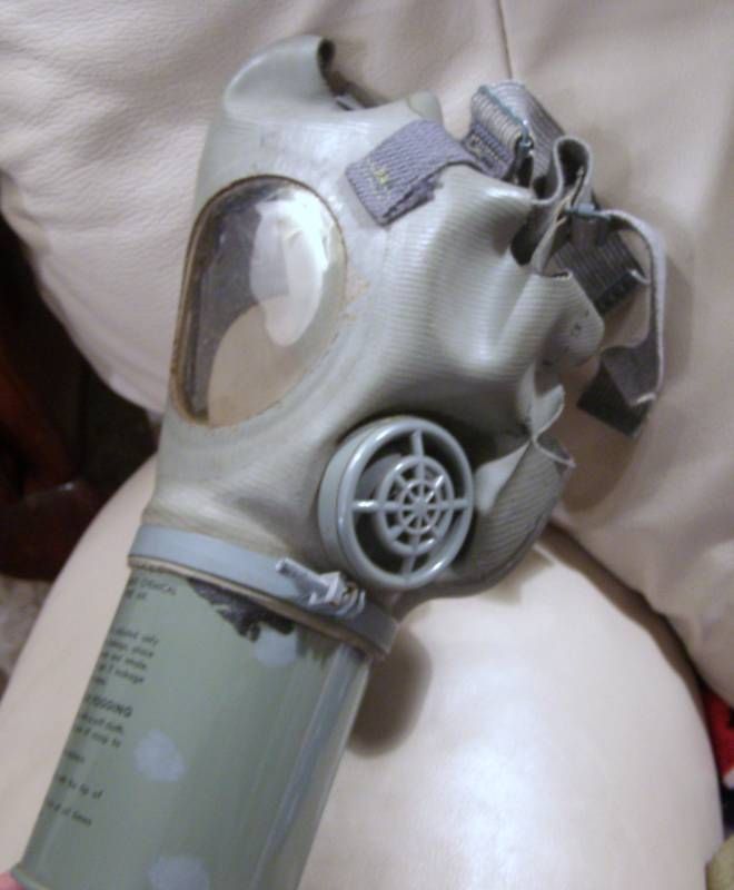 VINTAGE WORLD WAR 2 US NONCOMBAIANT GAS MASK M1A2 1 1  