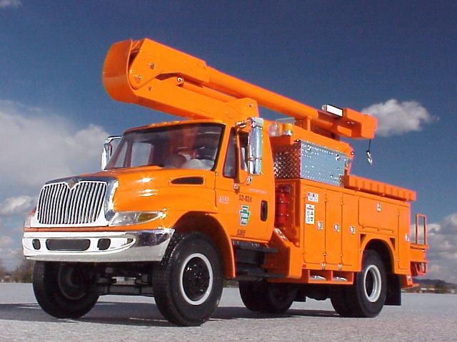   LINEMAN BUCKET TRUCK PENNSYLVANIA TURNPIKE AUTHORITY First Gear  