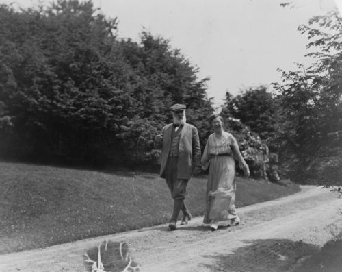 Description early 1900s photo Alexander Graham Bell and Mabel Bell 