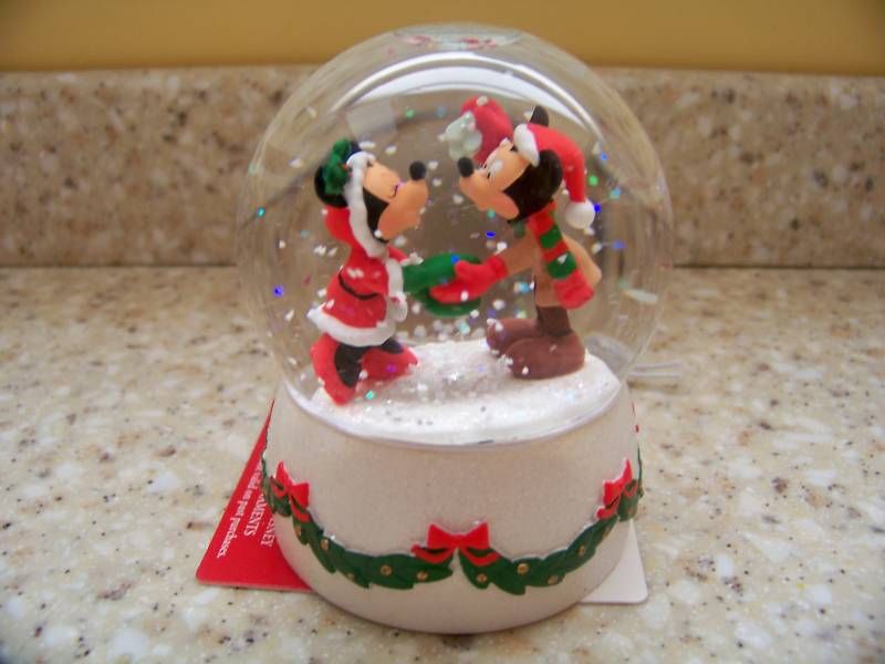 Hallmark 2006 Mistletoe Time Disney Mickey Snowglobe  